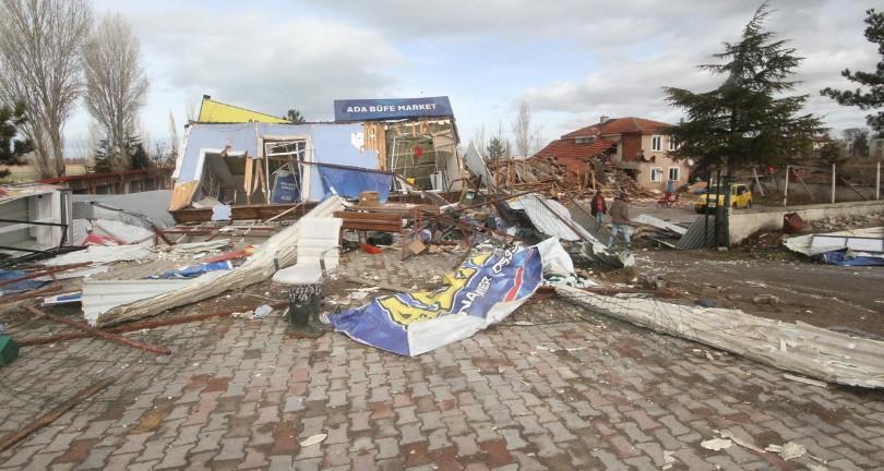 Öfkeli müşteri iş makinesiyle alkollü restoranı ve büfeyi yerle bir etti
