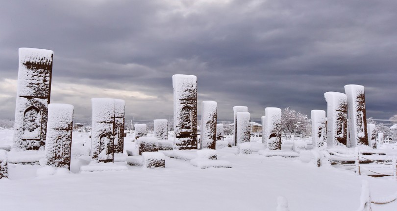 Tarihi mezar taşlarından kartpostallık görüntüler