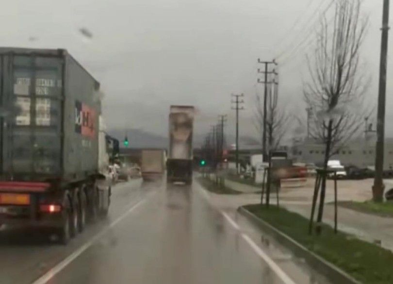 Kamyon damperi açık şekilde seyretti, direği devirince durdu