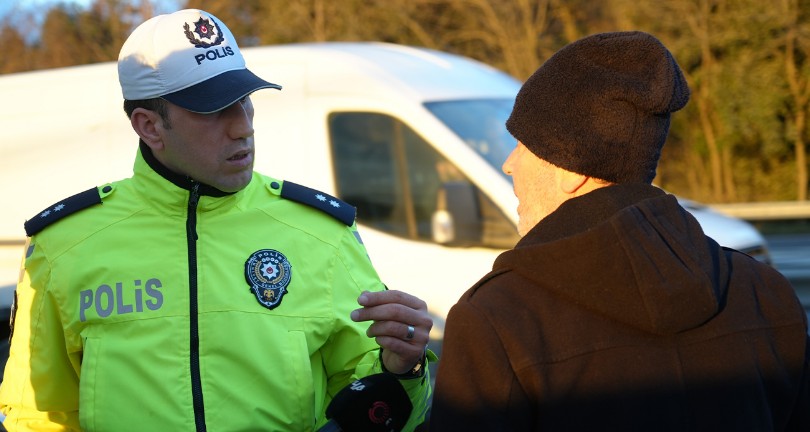Emniyet şeridi uygulamasında ceza yiyen sürücüden polise ilginç tepki