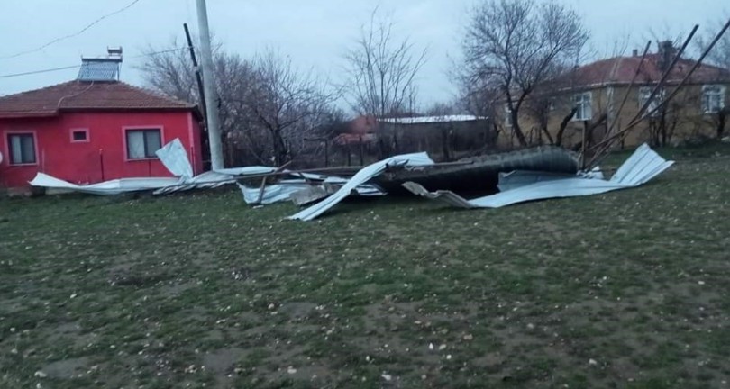 Edirne’de fırtına çatıları uçurdu, ağaç ve direkleri devirdi