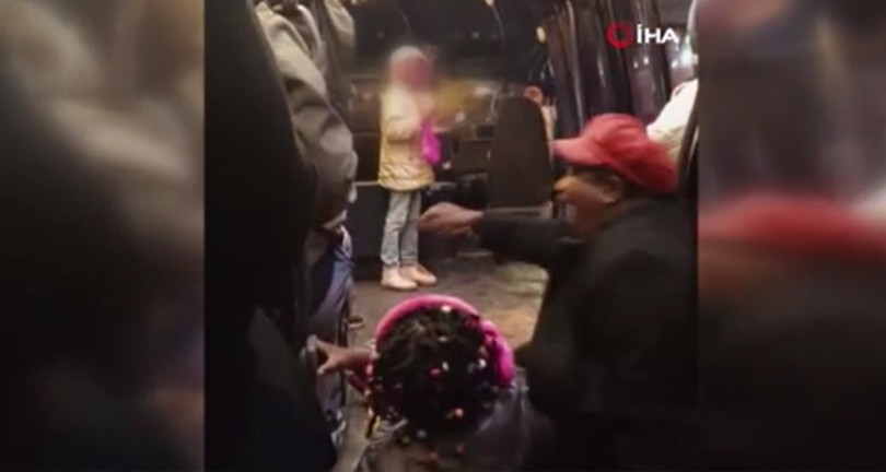 Anne ve çocuğu yerde yuvarlandı