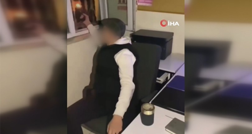 Muhtarlık penceresinde havaya ateş açan maganda kamerada