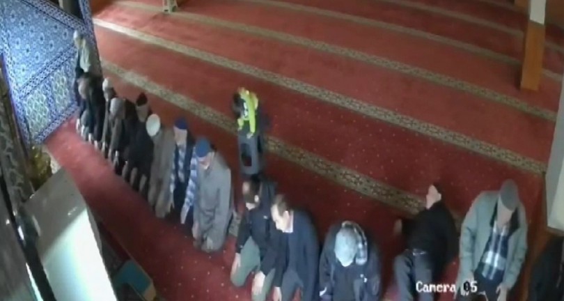 Küçük çocuk namaz kılan vatandaşın taburesini çekti