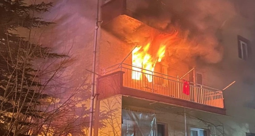 Çakmakla oynarken evi yaktı