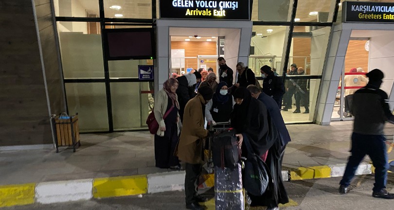 Umre kafilesini taşıyan uçakta şüpheli paket alarmı: Uçak geri döndü