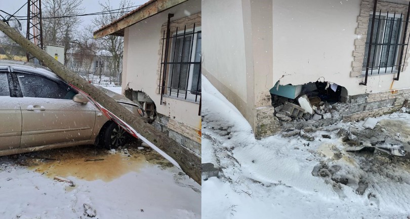 Önce direğe, sonra eve çarptı