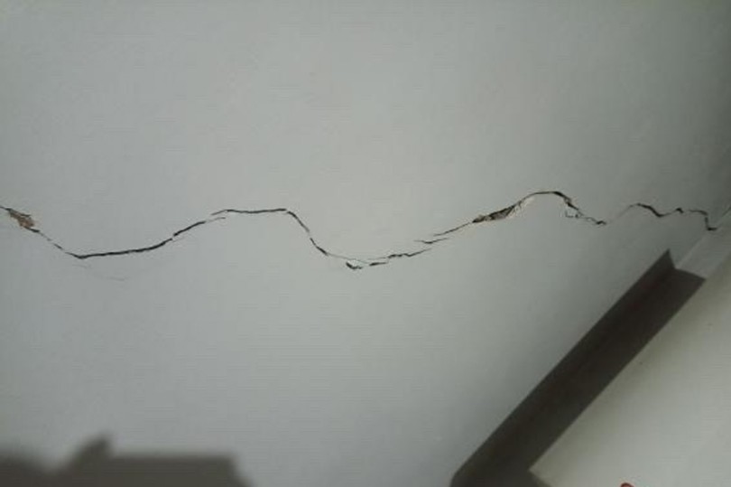 Yüksekova’da depremde bazı köylerde evlerin duvarında çatlaklar oluştu