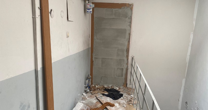 Çareyi kapıya duvar örmekte buldu
