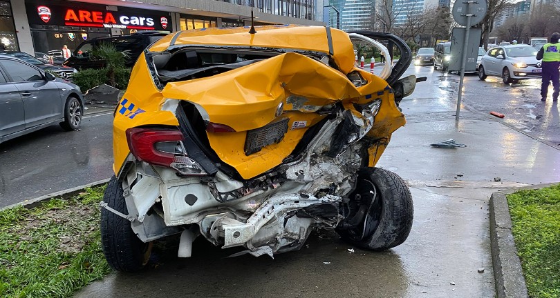 Lüks aracın kontrolden çıkmasıyla zincirleme kaza oldu