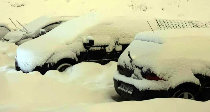 Yüksekova’da Araçlar kara gömüldü