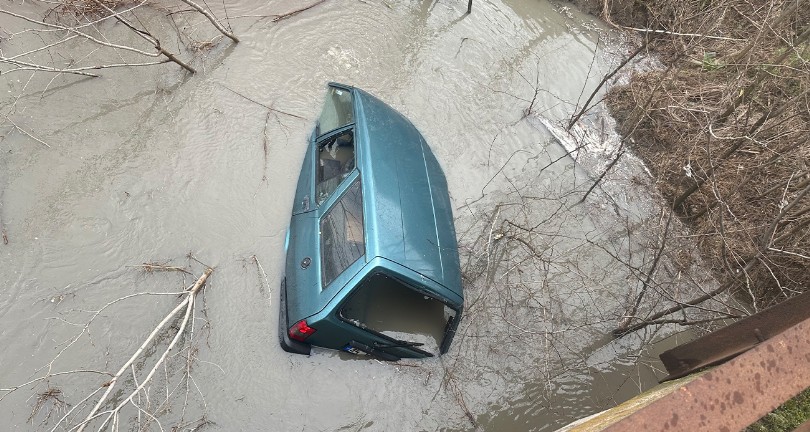 Suya gömülen araçtan son anda kurtuldu
