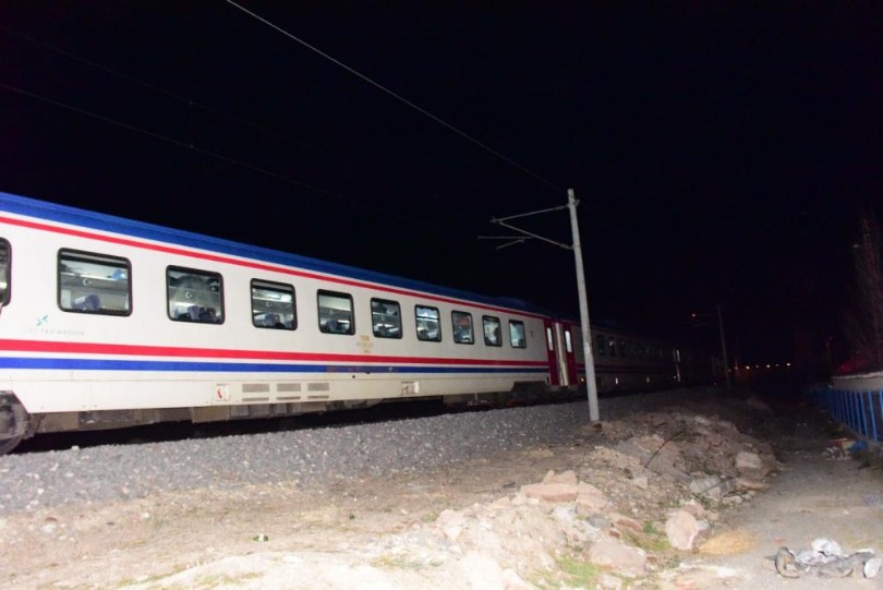 Doğu Ekspresi hafif ticari araca çarptı, demiryolu 1 saat ulaşıma kapandı