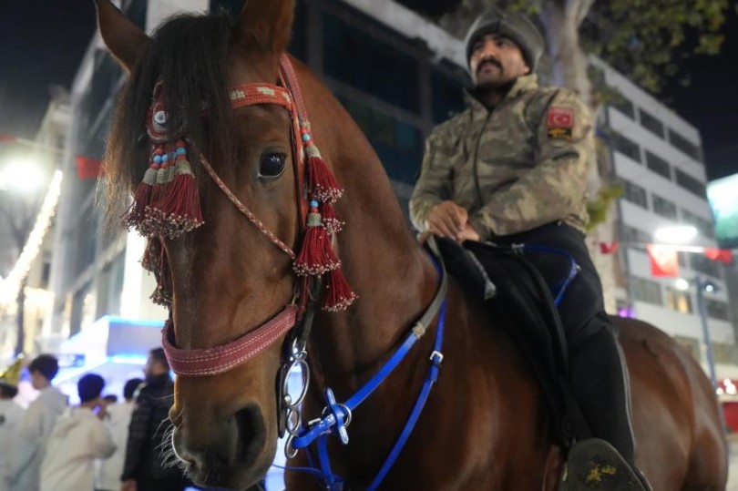 ‘At Türkün kanadıdır’ diyerek yeni yıla at üstünde girdi