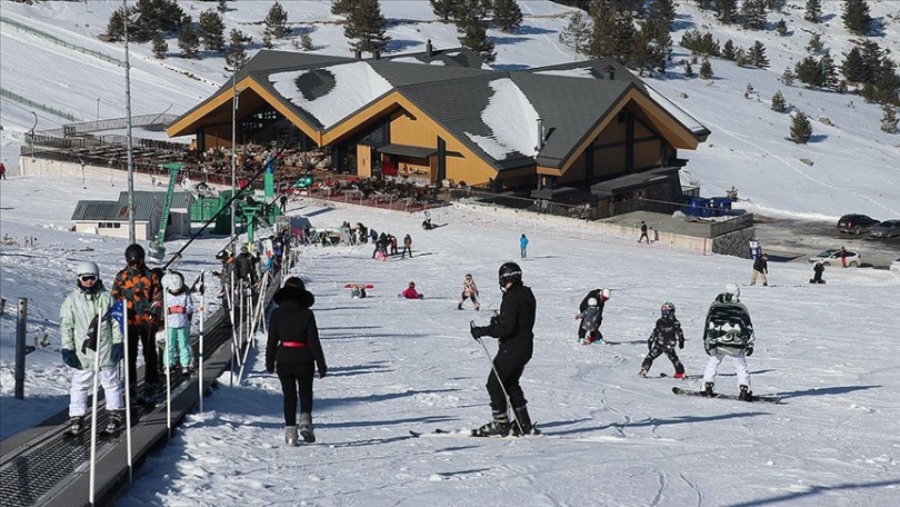 Yeni yıla Kartalkaya’da giren tatilciler, 2024’ün ilk gününü kayak keyfiyle geçirdi