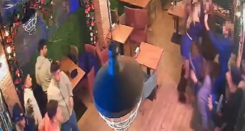 Erkekler durdu, kadınlar kavgaya tutuştu