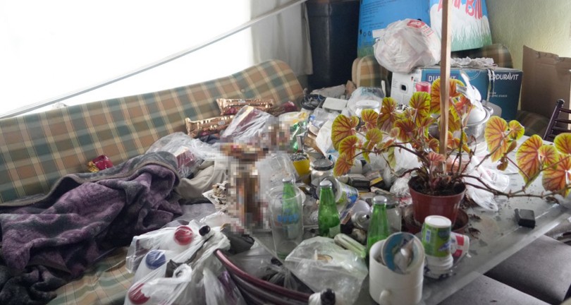 Biriktirdiği eşyalarla evi çöp eve döndü: Görenleri hayrete düşürdü