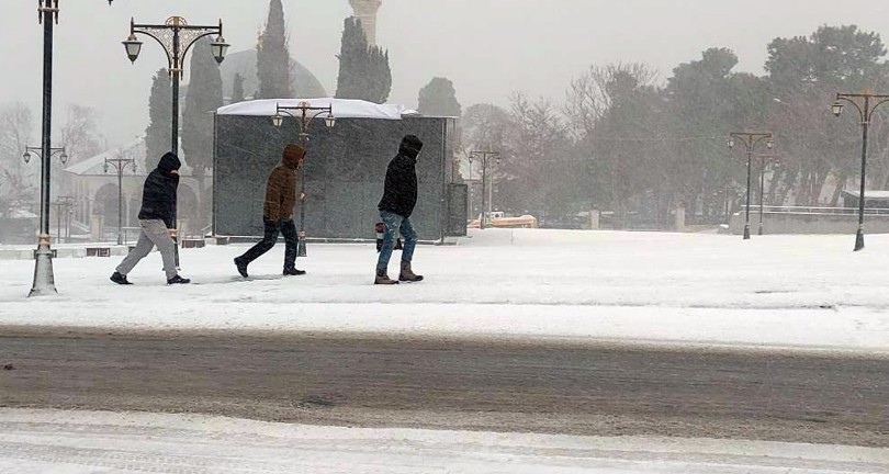 Tekirdağ’da yoğun kar tipiyle sürüyor: Vatandaşlar yürümekte güçlük çekti