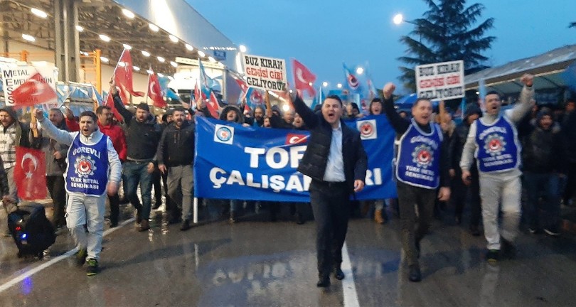 Tofaş işçisi yağmur çamur demeden nöbete devam ediyor