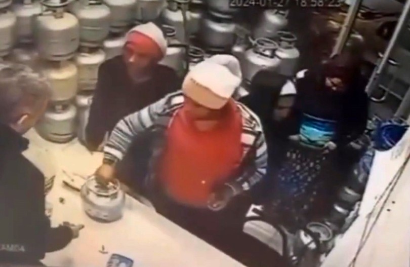 Piknik tüpünü eteğinin altına sokup çaldı