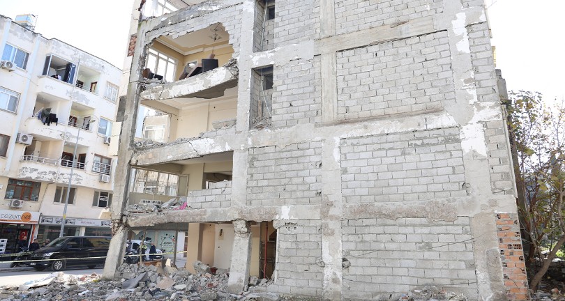 Görünümüyle ürküten binanın yıkımına başlandı