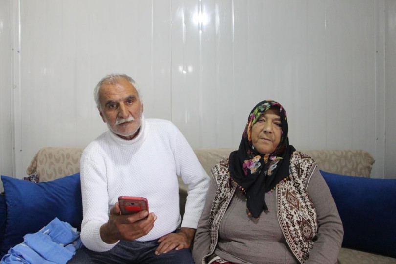 12 saat enkaz altında kalan 37 yıllık çift, konteyner yuvalarında sevgiyle hayata tutunuyor