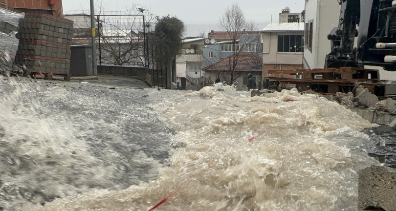 Bursa’da şiddetli yağış sonrası yollar dereye döndü, evleri su bastı