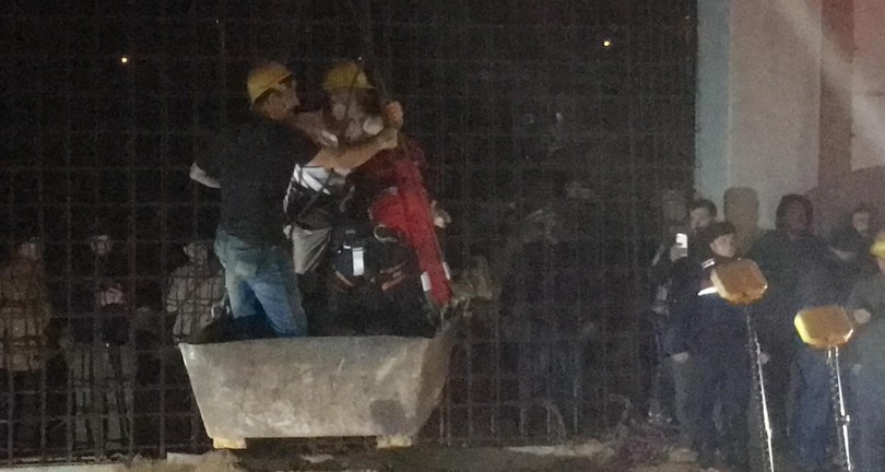 Göçük altında kalan işçilerden biri 12 saat sonra kurtarıldı