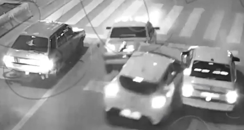 Hızını alamayan otomobil, kırmızı ışıkta bekleyen araçların arasına daldı