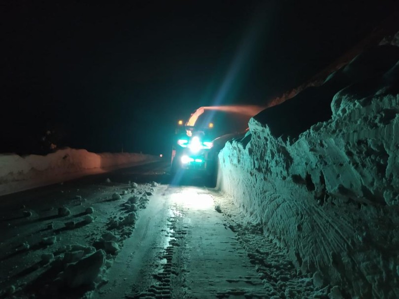 “Turuncu elbiseliler” gece iş başında: 3 metrelik karlı yolu açma çalışması