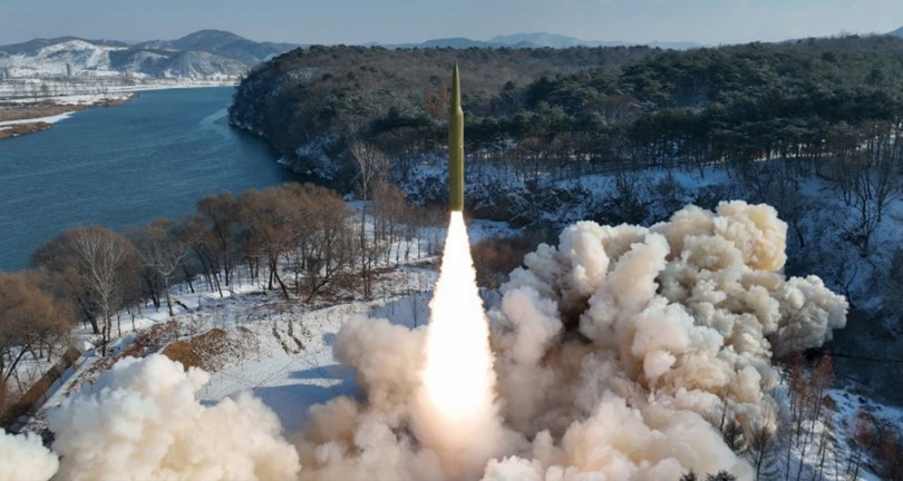Kuzey Kore: ‘Hipersonik savaş başlığı taşıyan orta menzilli füze test edildi’
