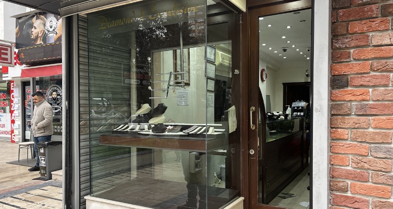 4 dakika içinde yaklaşık 1 buçuk kilo altını çaldılar