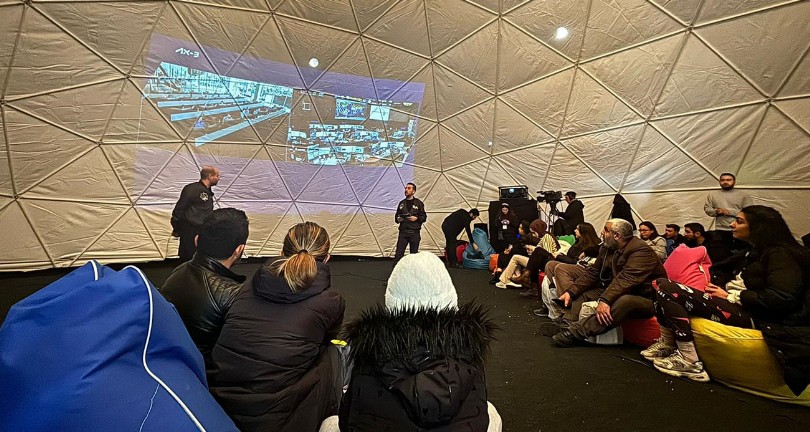 Astronot Gezeravcı’yı da taşıyan uzay aracının istasyona kenetlenmesi kent meydanlarından takip ediliyor