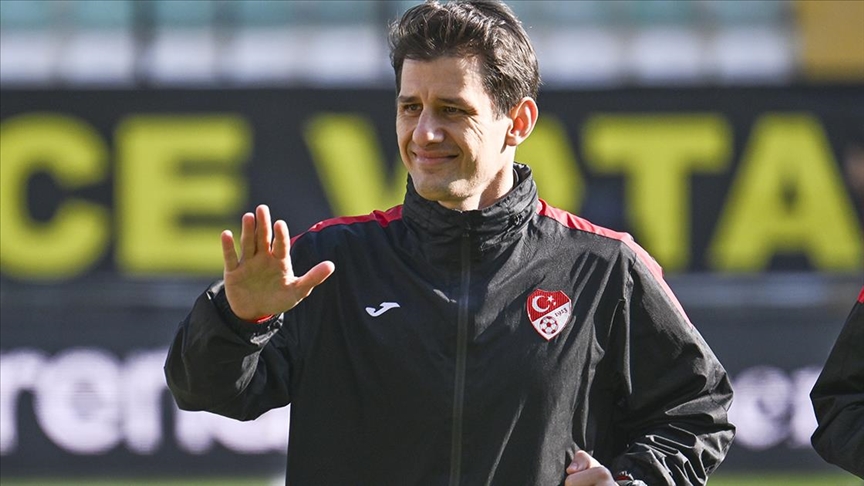 Hakem Halil Umut Meler’i sevgi gösterisiyle karşıladılar