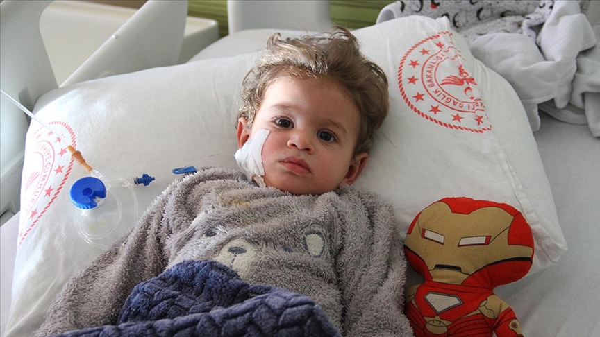 Kalın bağırsağı dışarıda yaşayan bebek yapay bağırsakla sağlığına kavuştu