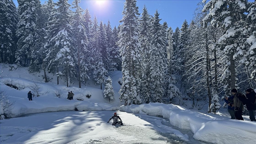1700 rakımdaki buzlu gölde yüzdüler