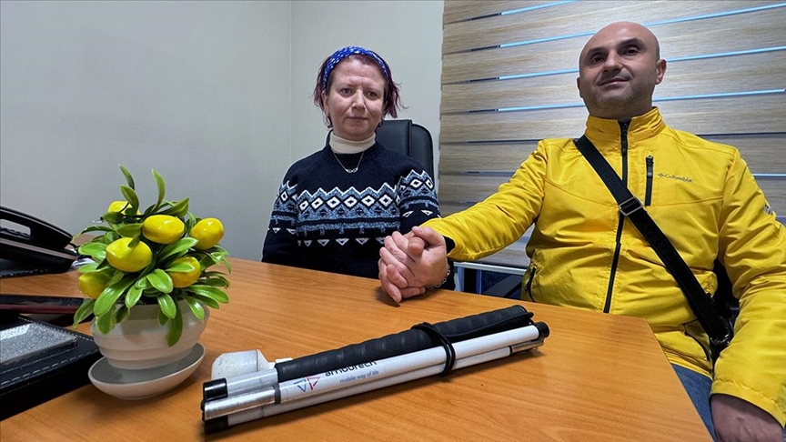 Görme engelli memur çift birbirine “ışık” oluyor