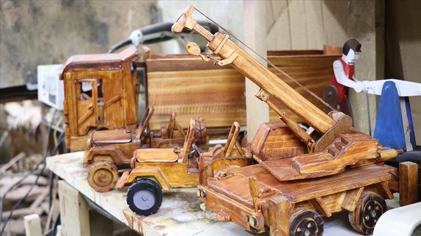 Atölyeye dönüştürdüğü evinin bodrumunda 500’den fazla ahşap maket yaptı