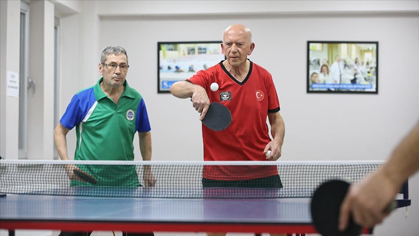 72 yaşındaki masa tenisçi Şenel Altun turnuvalarda raket sallıyor