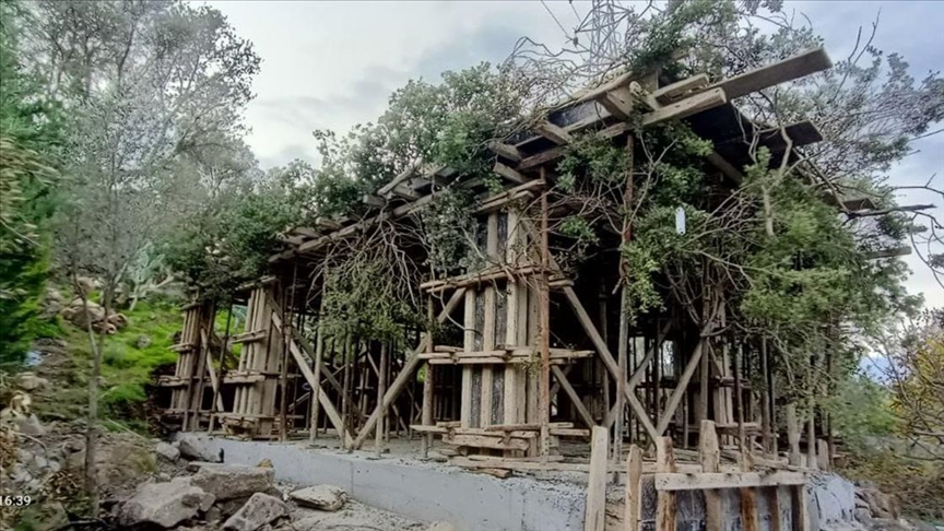 Ağaç dallarıyla gizlenmeye çalışılan kaçak inşaat tespit edildi