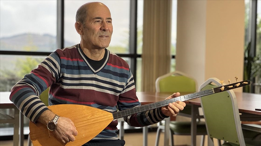 Türk Halk Müziği tutkusuyla kurduğu koroyla kulakların pasını siliyor