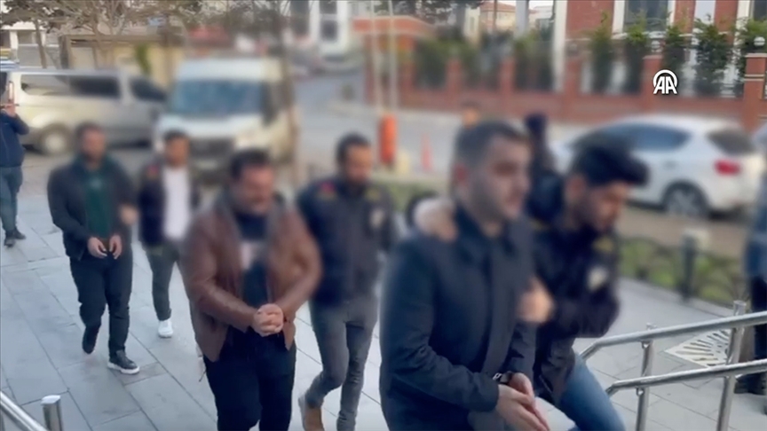 Büyükçekmece’de gazetecileri darbettikleri iddiasıyla yakalanan 3 zanlı tutuklandı