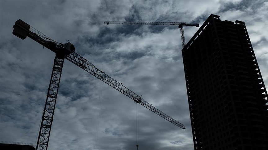 Metrelerce yüksekte tek kişilik mesai “kule vinç operatörlüğü”