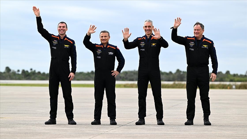 Gezeravcı’nın da aralarında olduğu Ax-3 ekibi, aileleriyle vedalaşıp uzay aracına hareket etti