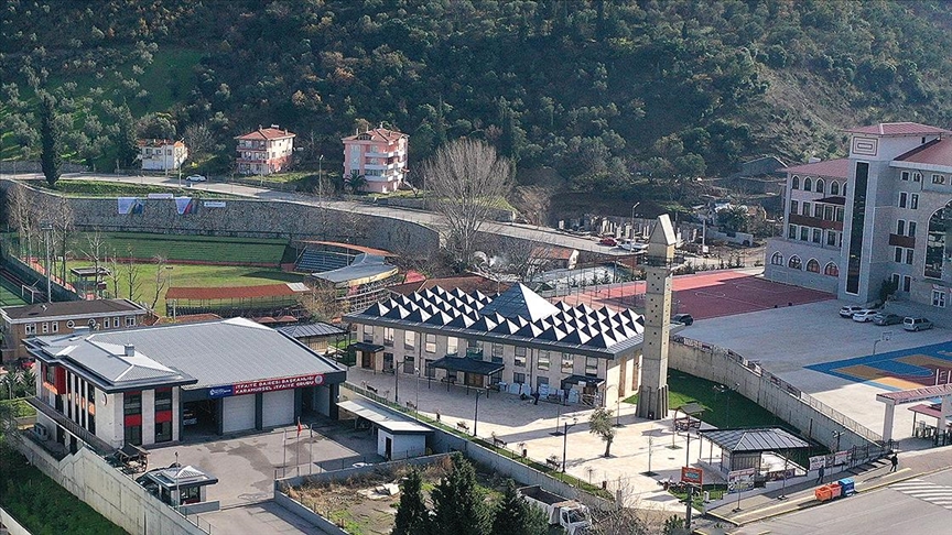 Karamürsel Akçakoca Camisi, camdan kubbe ve kuş yuvalı minaresiyle dikkati çekiyor