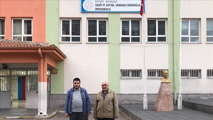 Şehit oğlunun adını taşıyan okulun gönüllüsü oldu