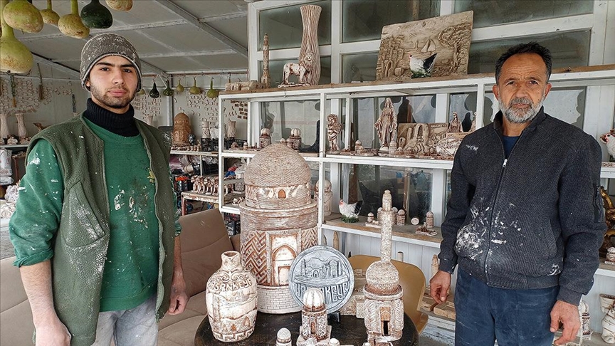 Baba oğulun ürettiği hediyelik eşyalar tarihi ilçenin izlerini taşıyor