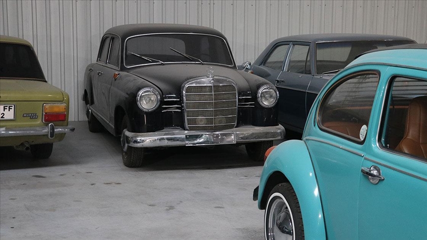 Araba sevdasını klasik araç koleksiyonuna dönüştürdü