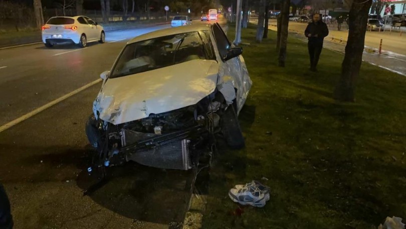 Kontrolden çıkan araç refüje çarptı