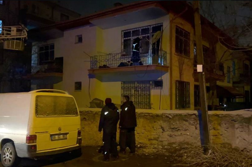 Komşularının yardımıyla oğlunu yanmaktan son anda kurtardı